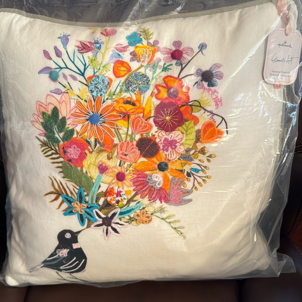 NWT 2 Cotton/Linen embroidered decorative pillows Geninne Zlatkis for Hallmark.